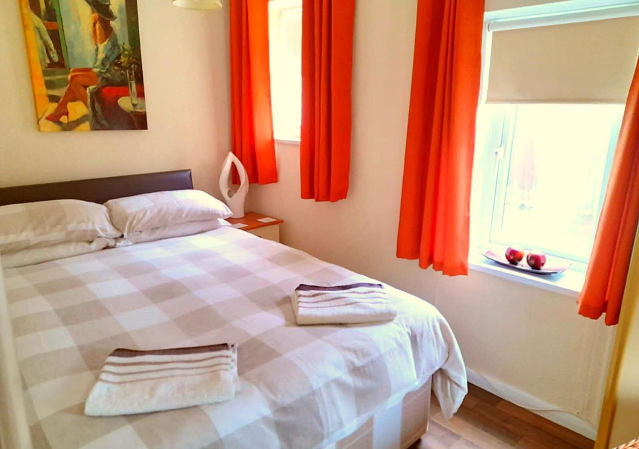 Romantic Lakeside Cottage By The Beach! With Super Cosy Log Burner! The Perfect Escape To Your Home From Home By The Sea! So Relaxing - You Won'T Want To Leave! Pet Friendly! Mablethorpe Exterior photo