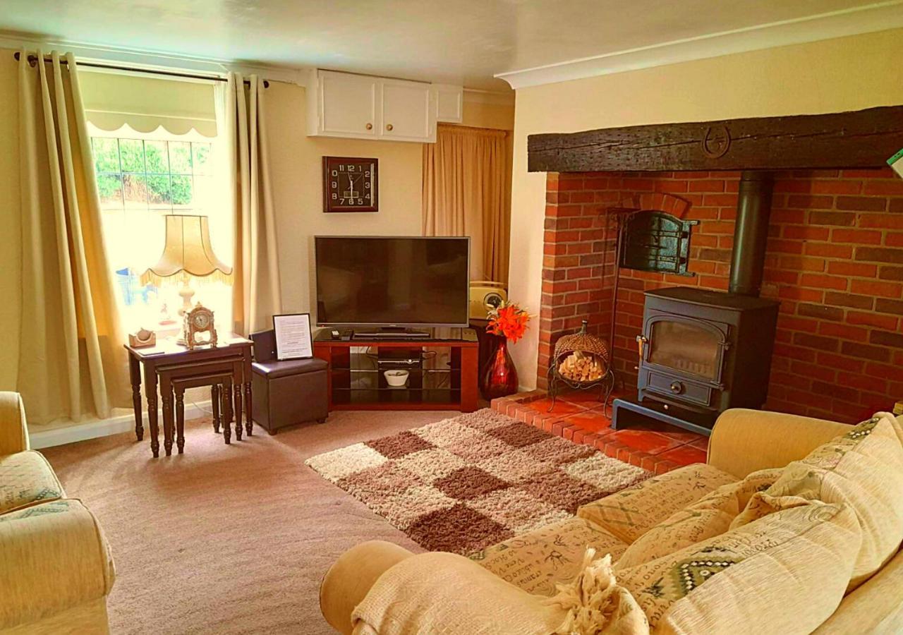 Romantic Lakeside Cottage By The Beach! With Super Cosy Log Burner! The Perfect Escape To Your Home From Home By The Sea! So Relaxing - You Won'T Want To Leave! Pet Friendly! Mablethorpe Exterior photo
