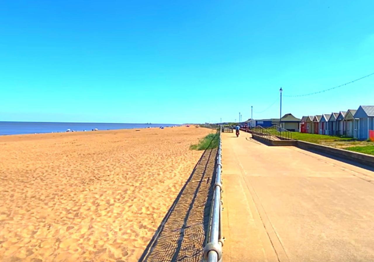Romantic Lakeside Cottage By The Beach! With Super Cosy Log Burner! The Perfect Escape To Your Home From Home By The Sea! So Relaxing - You Won'T Want To Leave! Pet Friendly! Mablethorpe Exterior photo