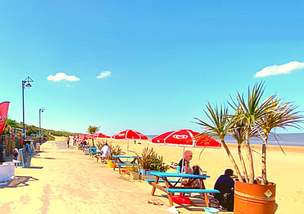 Romantic Lakeside Cottage By The Beach! With Super Cosy Log Burner! The Perfect Escape To Your Home From Home By The Sea! So Relaxing - You Won'T Want To Leave! Pet Friendly! Mablethorpe Exterior photo