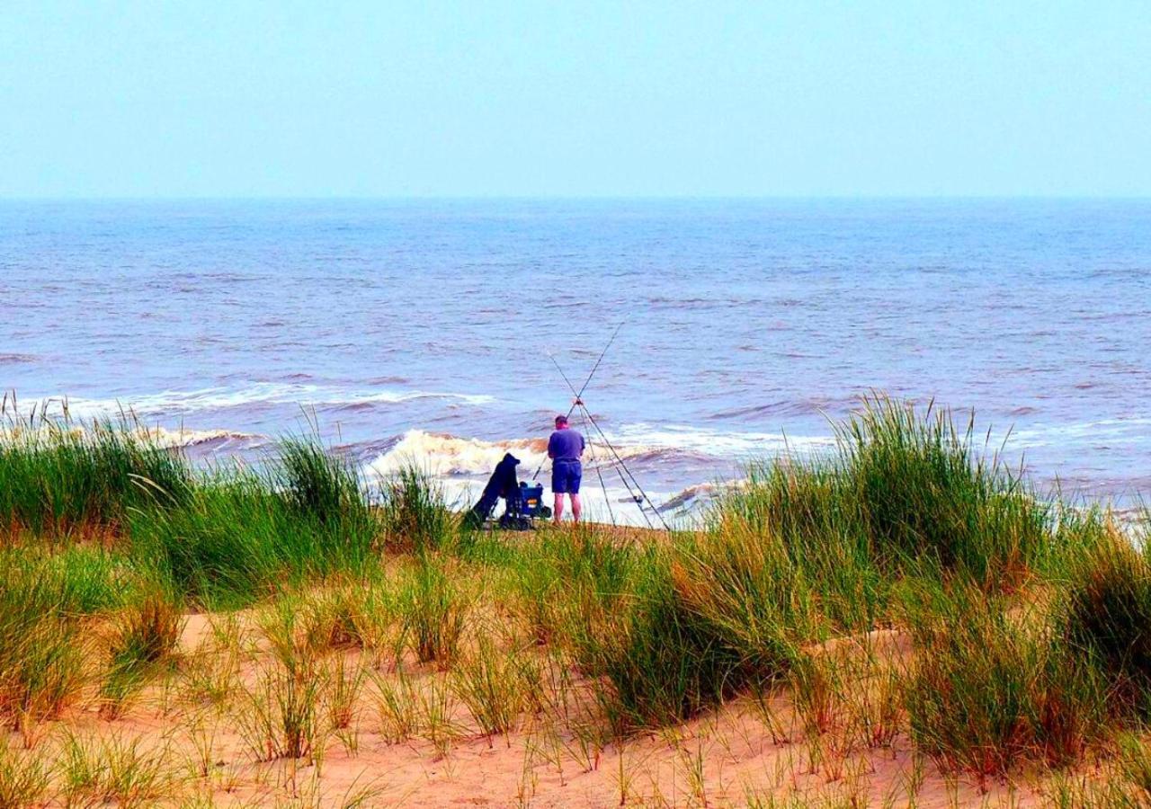 Romantic Lakeside Cottage By The Beach! With Super Cosy Log Burner! The Perfect Escape To Your Home From Home By The Sea! So Relaxing - You Won'T Want To Leave! Pet Friendly! Mablethorpe Exterior photo
