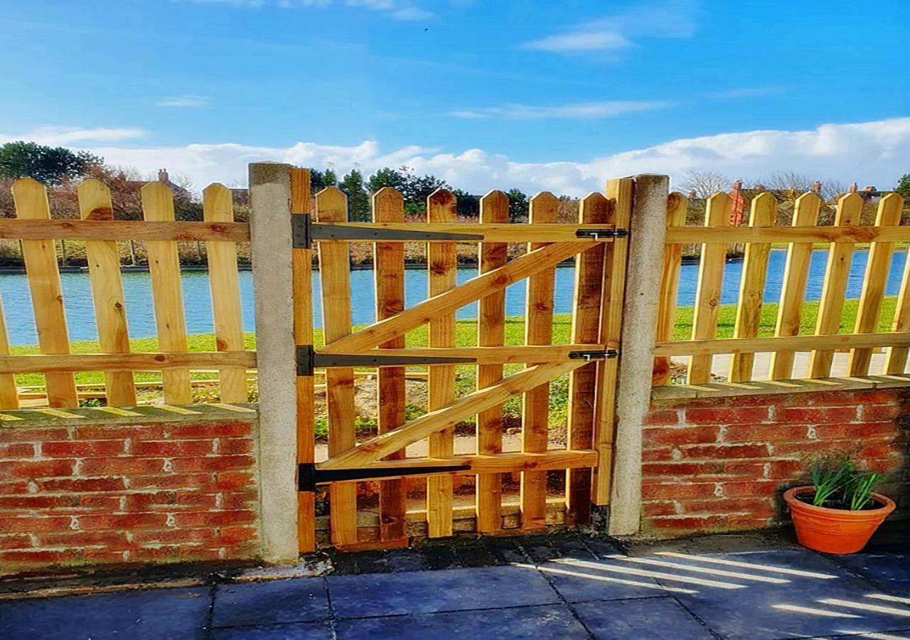 Romantic Lakeside Cottage By The Beach! With Super Cosy Log Burner! The Perfect Escape To Your Home From Home By The Sea! So Relaxing - You Won'T Want To Leave! Pet Friendly! Mablethorpe Exterior photo