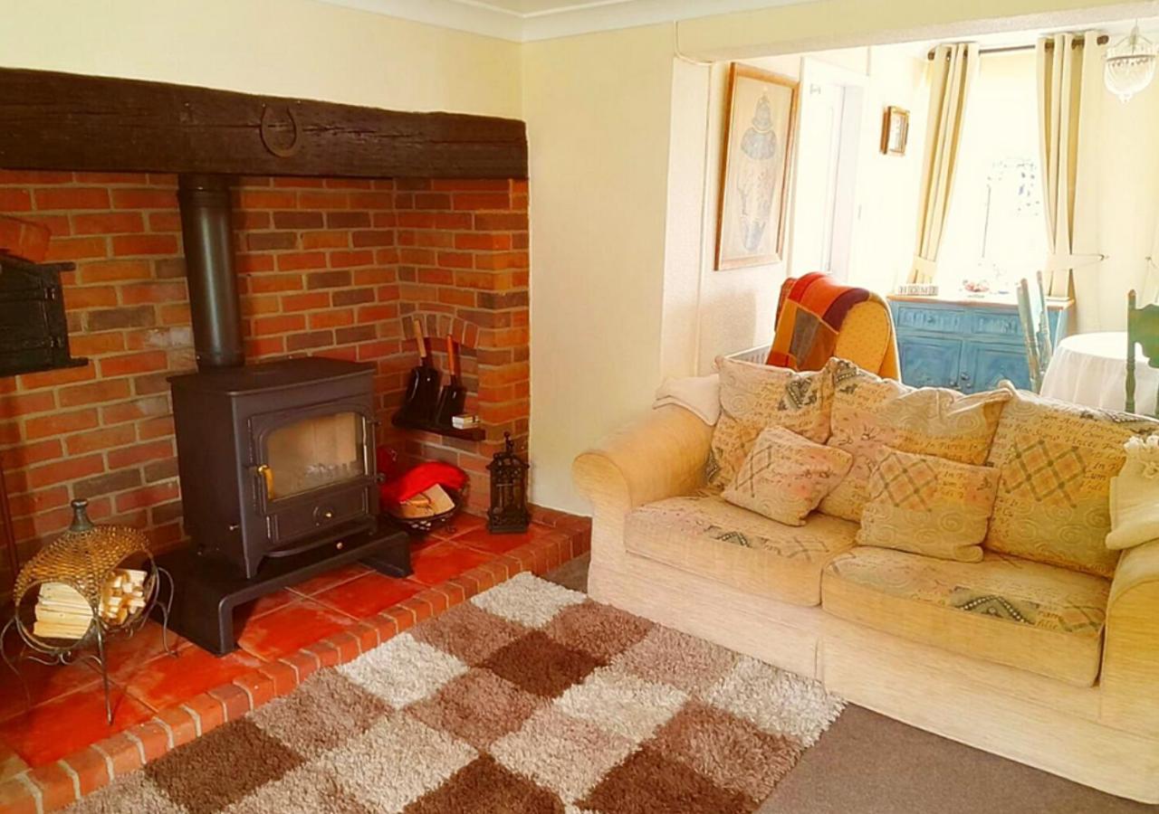 Romantic Lakeside Cottage By The Beach! With Super Cosy Log Burner! The Perfect Escape To Your Home From Home By The Sea! So Relaxing - You Won'T Want To Leave! Pet Friendly! Mablethorpe Exterior photo