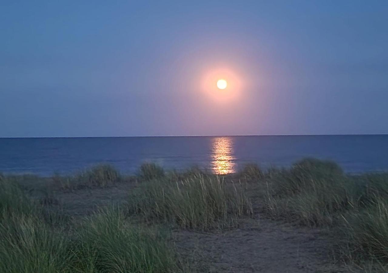 Romantic Lakeside Cottage By The Beach! With Super Cosy Log Burner! The Perfect Escape To Your Home From Home By The Sea! So Relaxing - You Won'T Want To Leave! Pet Friendly! Mablethorpe Exterior photo