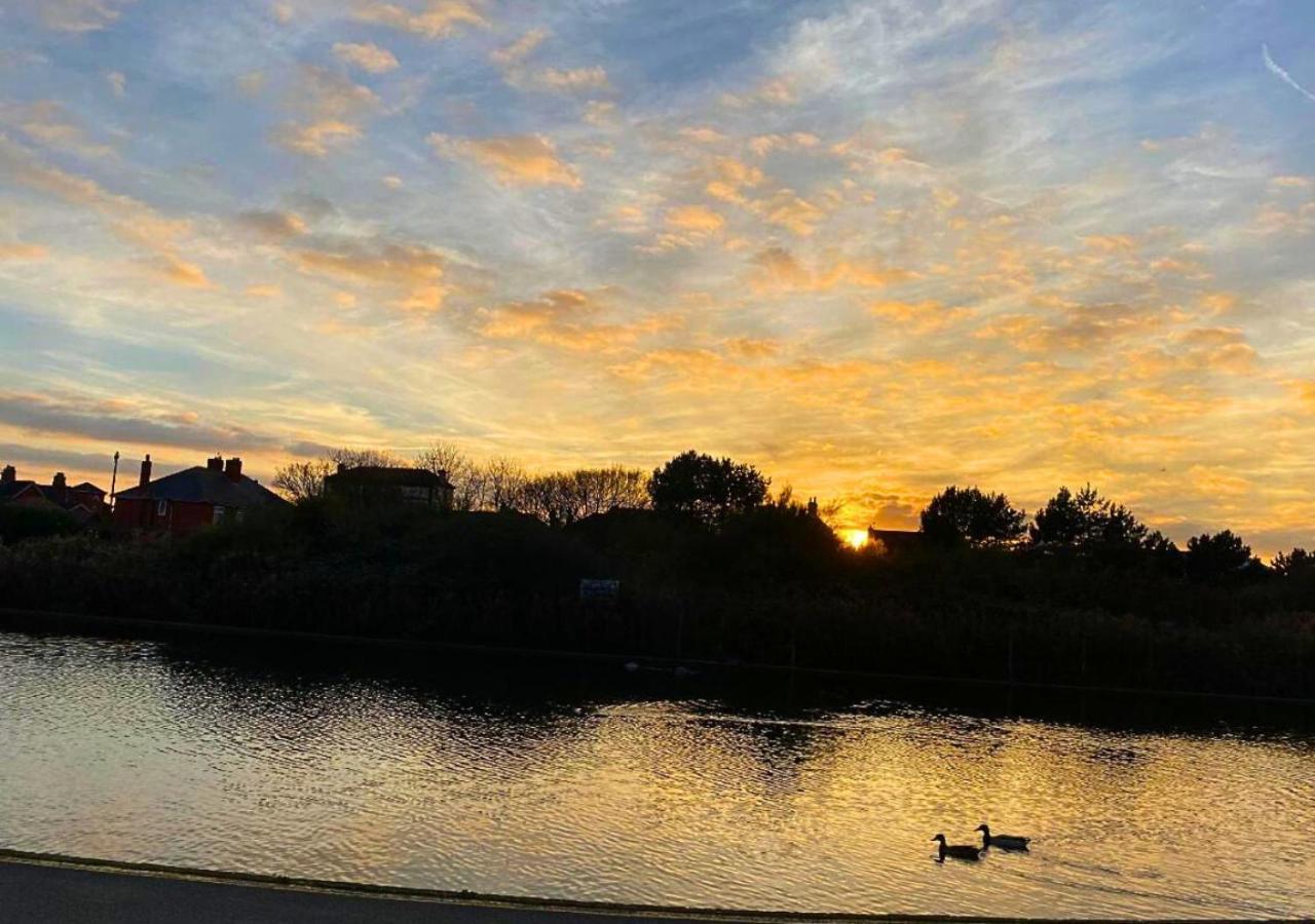 Romantic Lakeside Cottage By The Beach! With Super Cosy Log Burner! The Perfect Escape To Your Home From Home By The Sea! So Relaxing - You Won'T Want To Leave! Pet Friendly! Mablethorpe Exterior photo