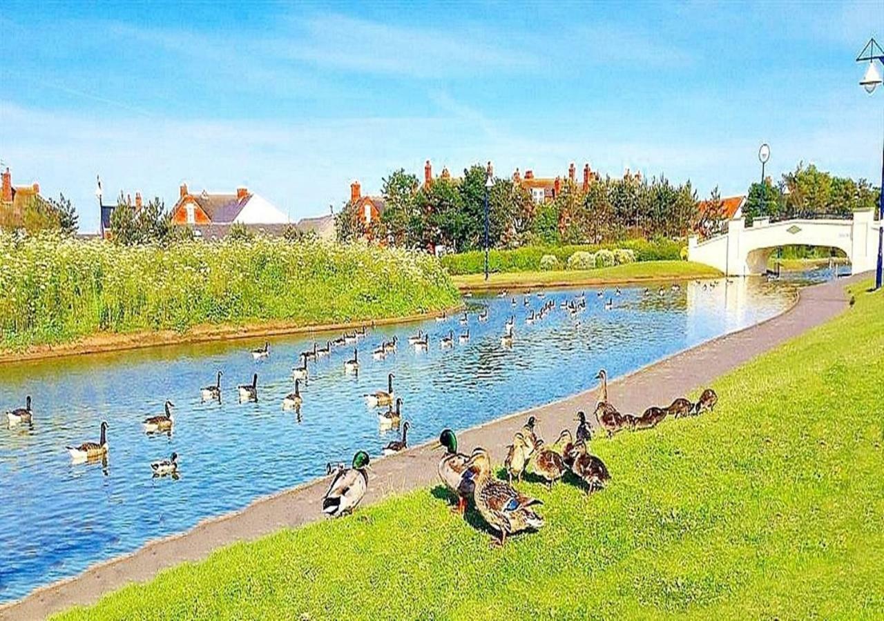 Romantic Lakeside Cottage By The Beach! With Super Cosy Log Burner! The Perfect Escape To Your Home From Home By The Sea! So Relaxing - You Won'T Want To Leave! Pet Friendly! Mablethorpe Exterior photo