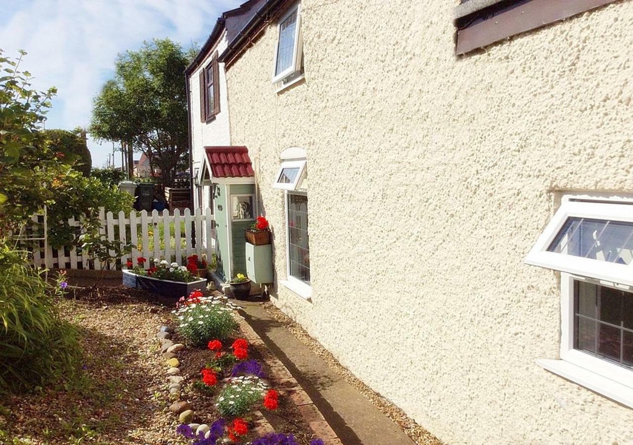 Romantic Lakeside Cottage By The Beach! With Super Cosy Log Burner! The Perfect Escape To Your Home From Home By The Sea! So Relaxing - You Won'T Want To Leave! Pet Friendly! Mablethorpe Exterior photo