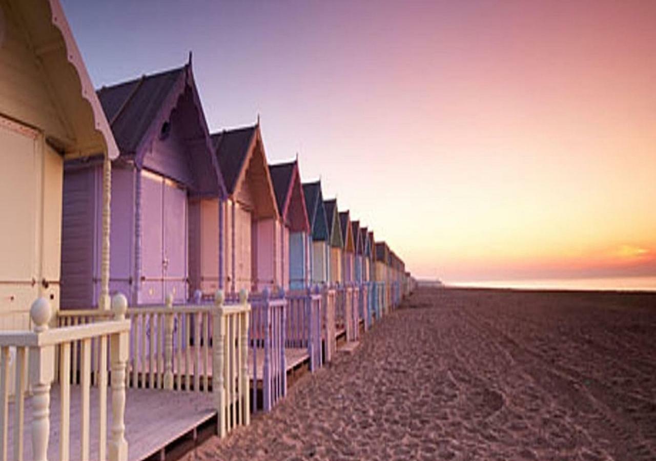 Romantic Lakeside Cottage By The Beach! With Super Cosy Log Burner! The Perfect Escape To Your Home From Home By The Sea! So Relaxing - You Won'T Want To Leave! Pet Friendly! Mablethorpe Exterior photo