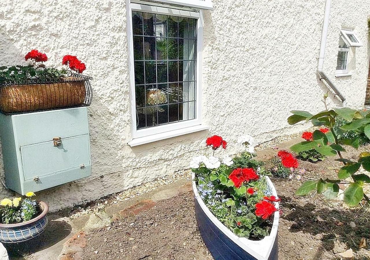 Romantic Lakeside Cottage By The Beach! With Super Cosy Log Burner! The Perfect Escape To Your Home From Home By The Sea! So Relaxing - You Won'T Want To Leave! Pet Friendly! Mablethorpe Exterior photo